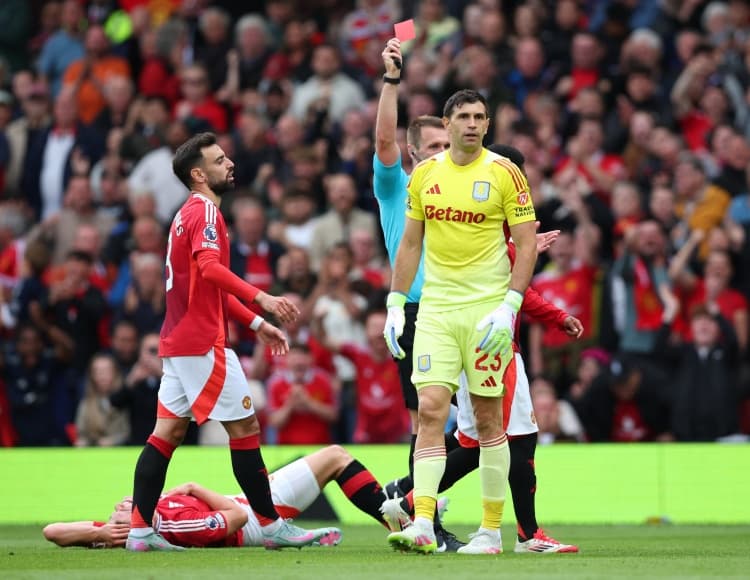 Daily Mail: Yaz transfer döneminde Emiliano Martinez için teklifte bulunan tek kulüp Manchester United oldu Emery son Premier Lig maçında Martinez'in oynamasına izin vermedi