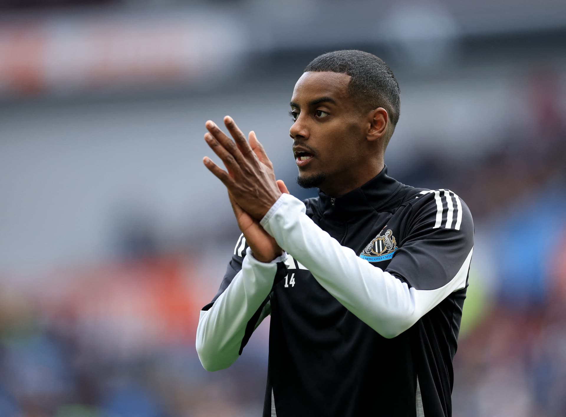 Newcastle, Isak'ın Liverpool tarafından cesaretlendirilmemiş olsaydı antrenmanı bırakmayacağını düşünüyor, bazı oyuncular davranışına çok öfkeli