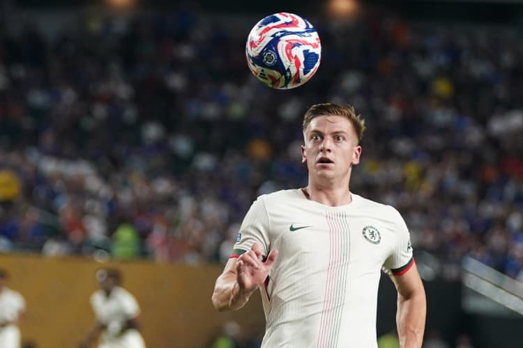 İngiliz basını UEFA Chelsea'nin Şampiyonlar Ligi kadrosu için finansal uygunluğu sağladığını ve büyük para cezalarından kaçındığını doğruladı