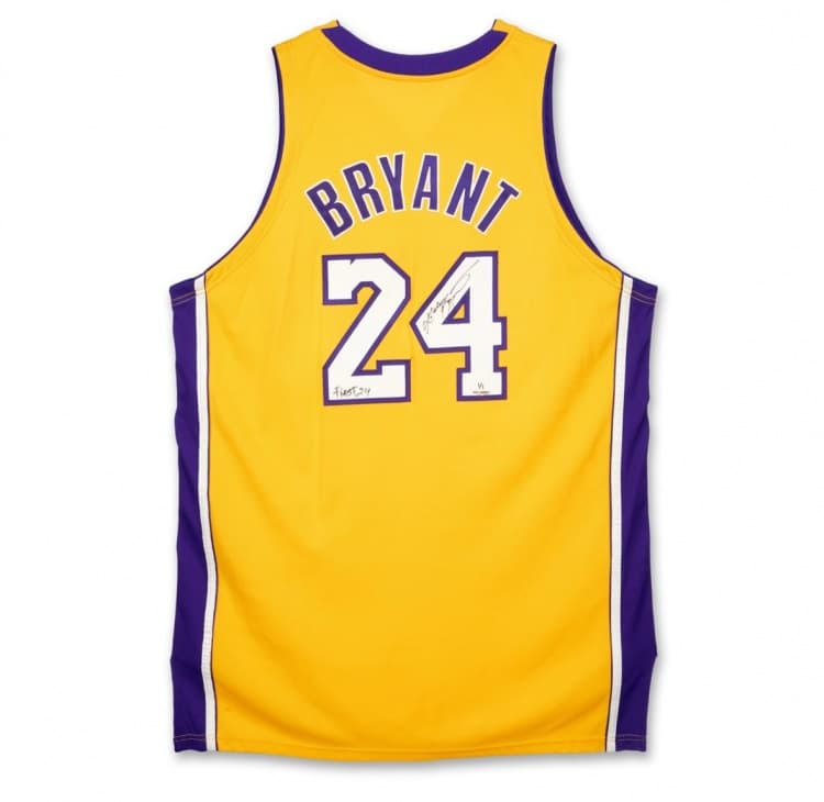 Kobe Bryant'ın Giydiği İlk 24 Numaralı Forma Rekor Fiyata Satıldı
