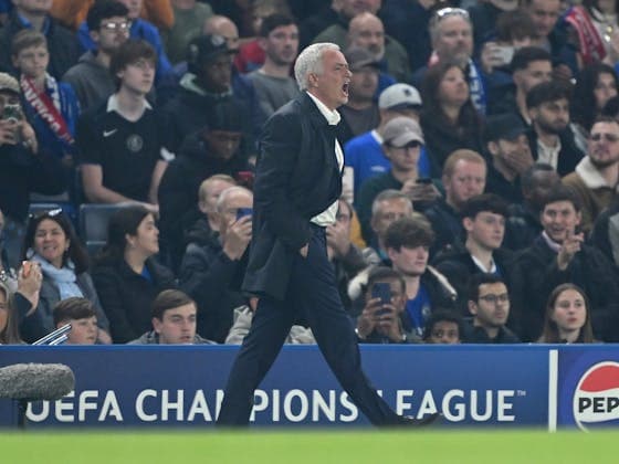 Jose Mourinho, Benfica ile Chelsea'ye döndüğünde Stamford Bridge'de sevgiyle karşılandı