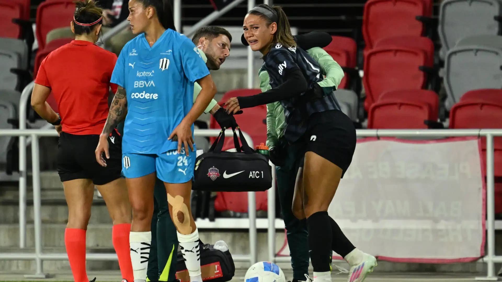 Rodman'dan Kötü Haber: Dizinden Sakatlandı, Washington Spirit Maçında Yere Yığıldı