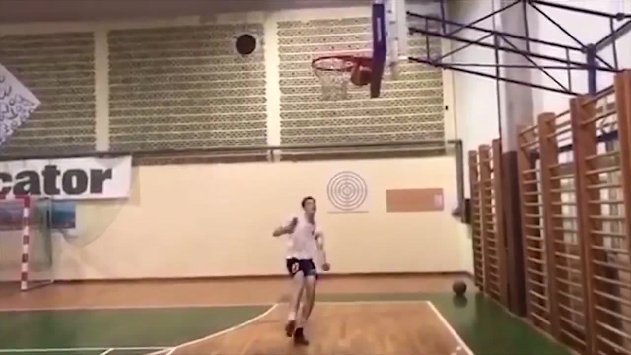 Sesko'dan İnanılmaz Hareket: Basketbol Topunu Ayağıyla Kurtardı!