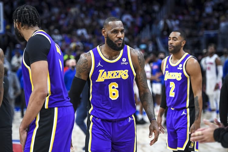 Ünlü Gazeteci: LeBron James Sezon Arasında Hem Siyatik Hem de Dizinden Sakatlık Yaşadı