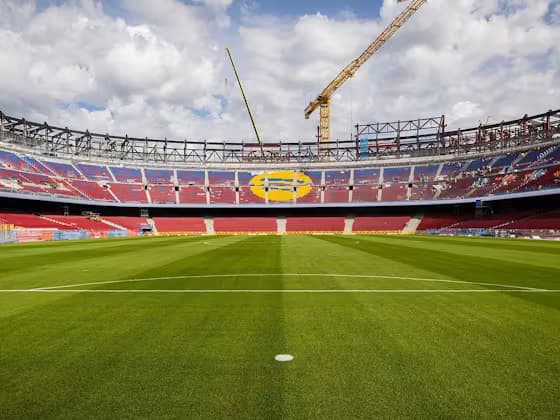 Camp Nou Önünde İşçi Sendikası Protestosu: Göçmen İşçi Sömürüsü İddiası!