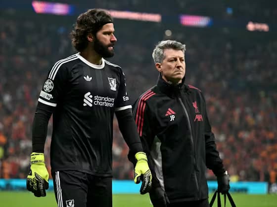 Alisson geri döndü ama Liverpool'da şok! Arne Slot'tan iki sakatlık haberi