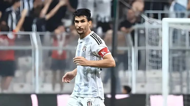 Necip Uysal Futbolu Bırakıyor Beşiktaş Şokta!