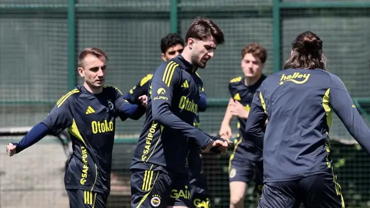 Fenerbahçe derbiyle şampiyonluk yarışına tutunacak