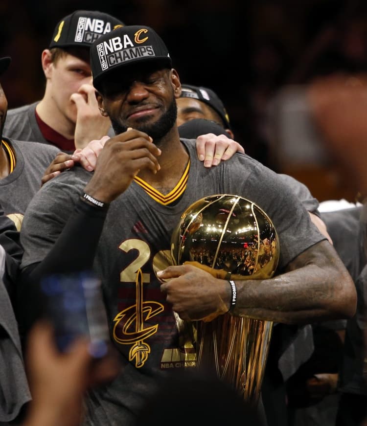 Lise Koçunun Oğlu LeBron'a Kehanette Bulunmuştu: Cavs'e Şampiyonluk Getirince Gözyaşları Sel Olacaktı!