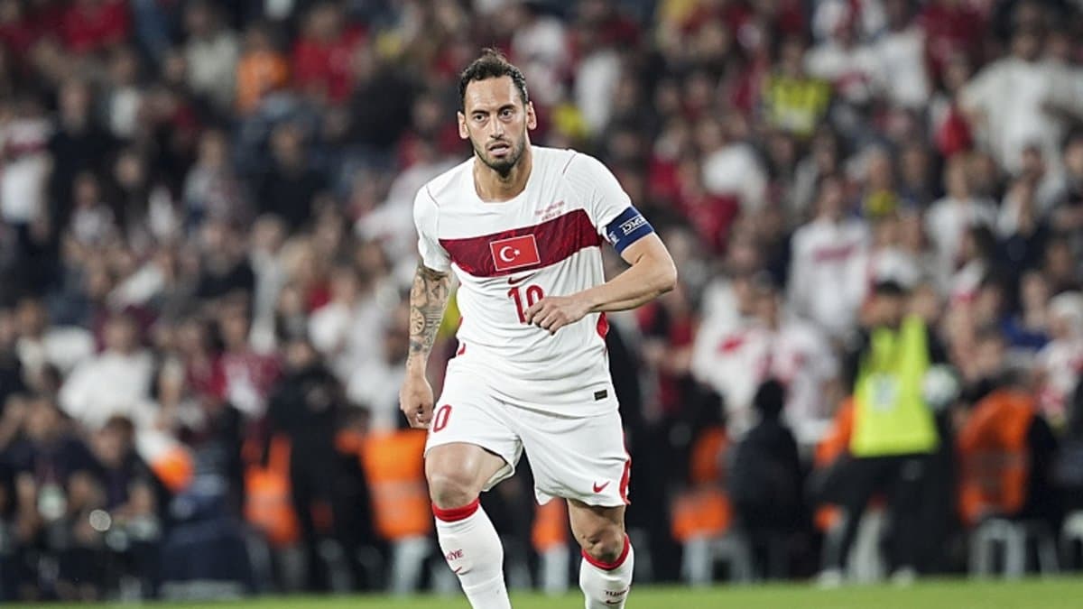 Fenerbahçe'de Aziz Yıldırım Dönemi Hakan Çalhanoğlu Hamlesiyle Başladı