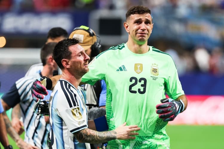 Juventus'ta kaleci operasyonu: Martinez maliyete takıldı, rota Suzuki ve Vicario'ya çevrildi!