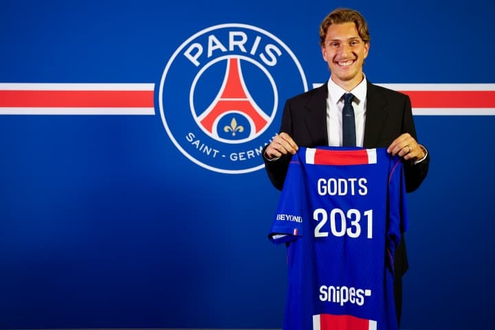 PSG'den Üçüncü Forvet Bombası: 21'lik Hotz İçin 55 Milyon Euro!