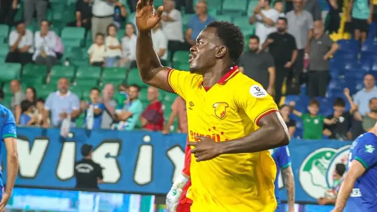 Anthony Dennis Göztepe'den BAE'ye imza attı