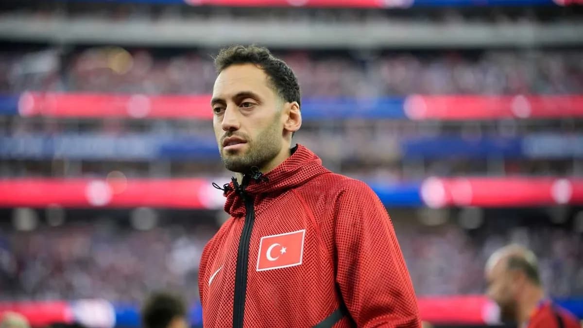 Türk Futbol Gündemi: Fenerbahçe'nin Hakan Çalhanoğlu Hamlesi ve A Milli Takım'ın D Grubu Mücadelesi