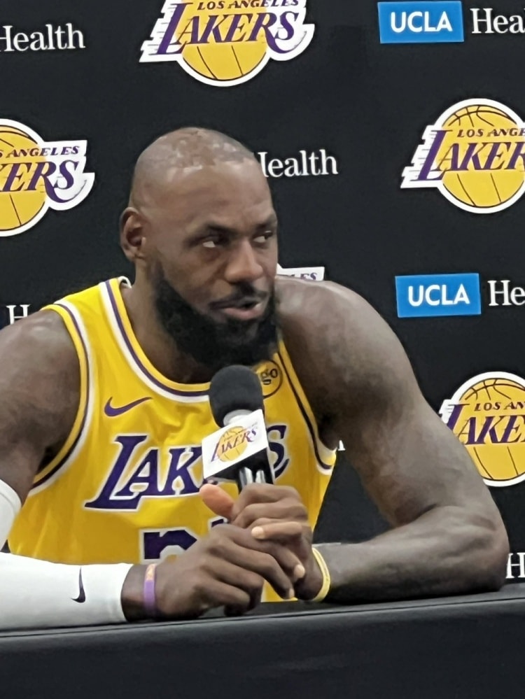 LeBron James'ten Marcus Smart ve Deandre Ayton Hakkında Övgü Dolu Sözler
