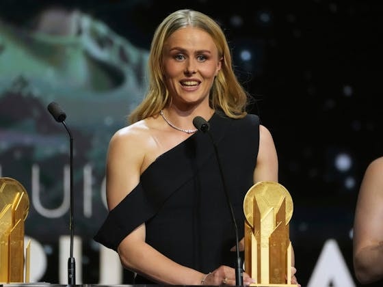 Hannah Hampton, Ballon d'Or töreninde Matt Beard'ı andı