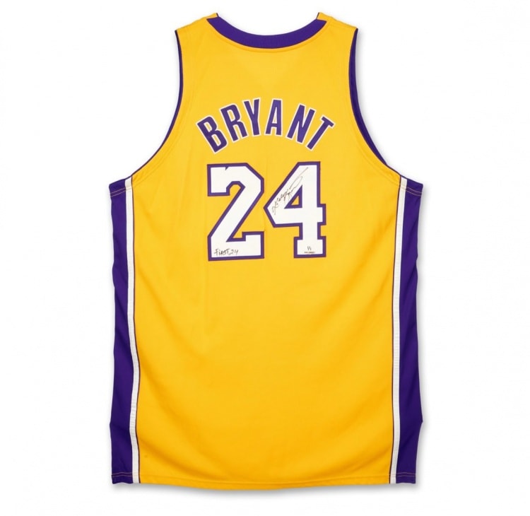 Kobe Bryant'ın Giydiği İlk 24 Numaralı Forma Rekor Fiyata Satıldı