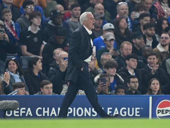 Mourinho'nun Şampiyonlar Ligi'nde Köşe Bayrağı Yanında Ne İşi Var