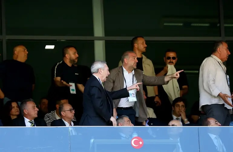 "8 yıldır nerede Aziz Yıldırım" tezahüratı ortalığı karıştırdı