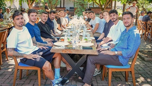 Trabzonspor'da Kaptan Saviç Liderliğinde Takım Yemeği: Sezon Öncesi Birlik Mesajı