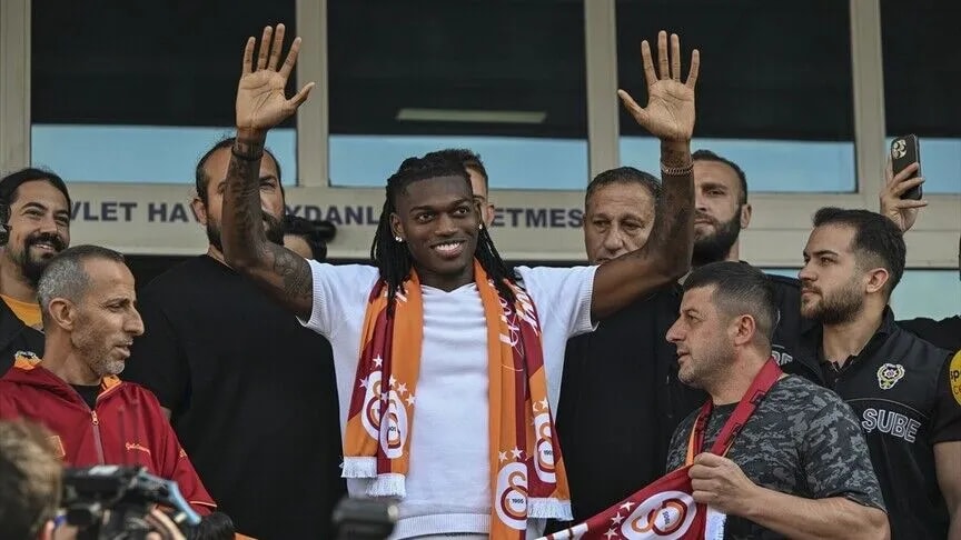 Rafael Leao Galatasaray İçin İstanbul'da: Sağlık Kontrolü ve İmza Süreci Başladı
