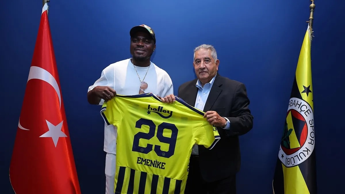 Fenerbahçe'ye Eski Golcü Emenike'den Ziyaret: Sarı Lacivertlilerde Coşku