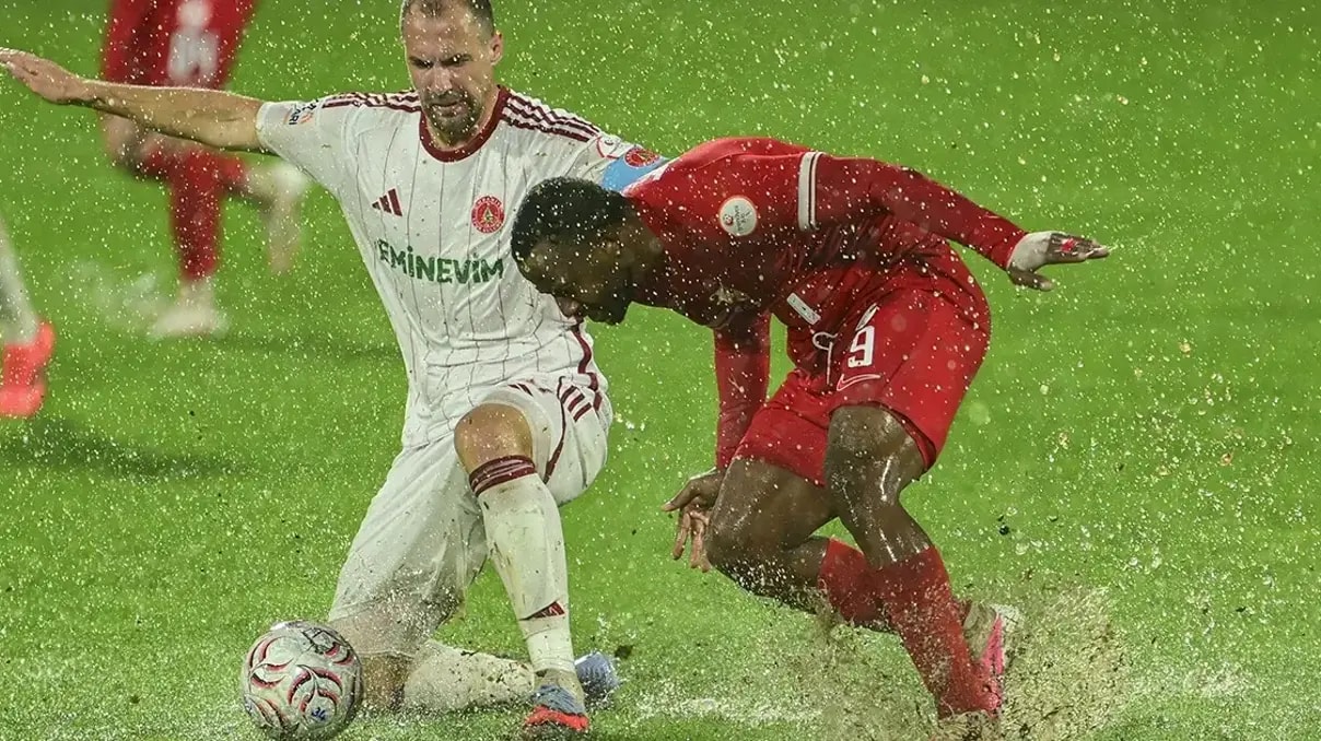 Ümraniyespor Boluspor maçını yağmur durdurdu