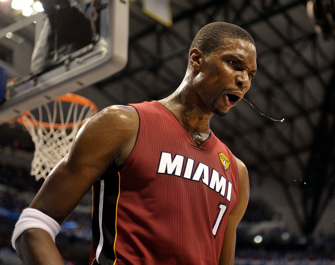 Bosh ve eşi, eski yardımcıları tarafından aile içi tacizi görmezden gelmek ve suçluları korumakla suçlanıyor