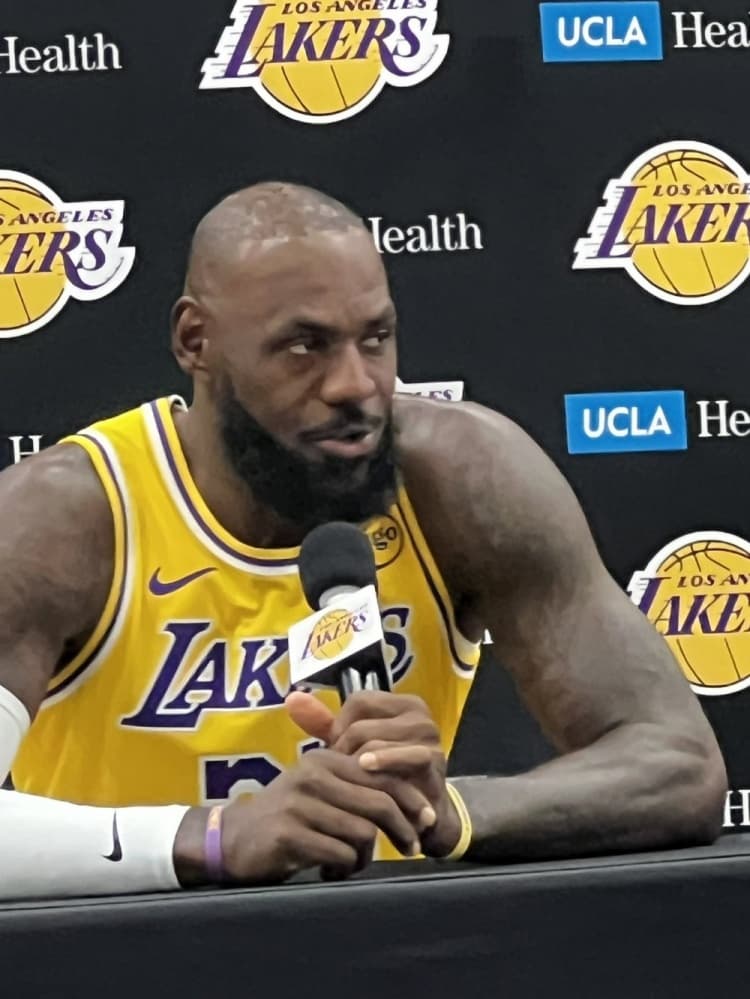 LeBron James'ten Marcus Smart ve Deandre Ayton Hakkında Övgü Dolu Sözler