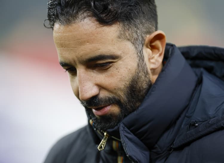 Tehlike Çanları: Manchester United'lı Oyuncular Amorim'in Sistemine Güvenmiyor, Bruno Fernandes Pozisyonundan Memnun Değil