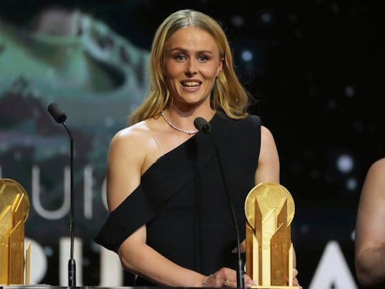 Hannah Hampton, Ballon d'Or töreninde Matt Beard'ı andı