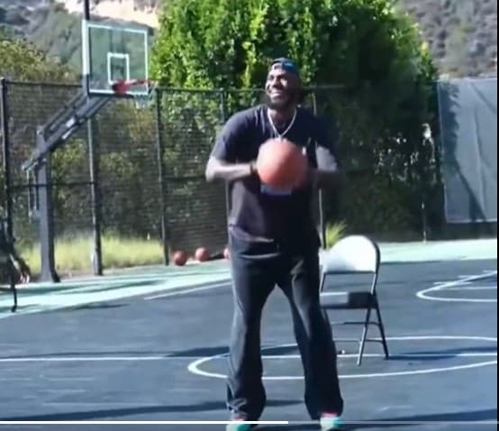 LeBron James antrenmana katılmadı, canlı yayında göründü: "Ciddiye alıp oynamamı istemeyin, hala sakatım"