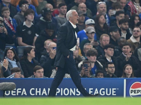 Mourinho'nun Şampiyonlar Ligi'nde Köşe Bayrağı Yanında Ne İşi Var