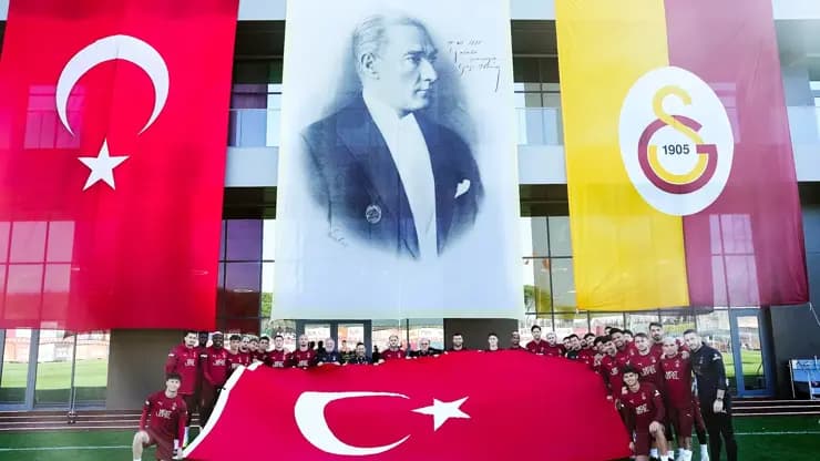Galatasaray'dan 29 Ekim Coşkusu: Antrenmanda Bayram Kutlaması