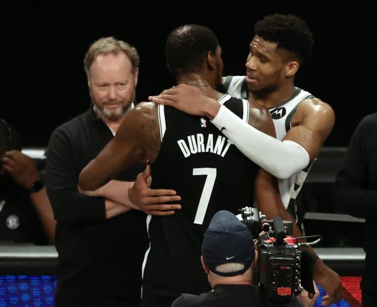 Giannis, Durant'i Geçti! Krallık Yarışı Kızışıyor