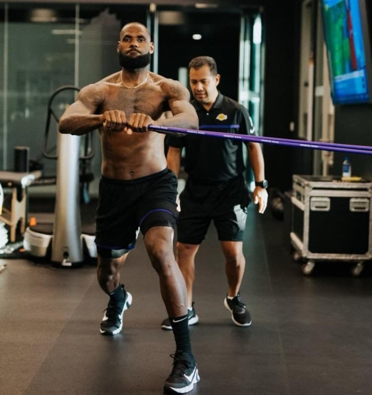 Amerikalı Gazeteci: LeBron'un Yakın Dostları ve Özel Antrenörü Lakers Tarafından Soruşturuluyor