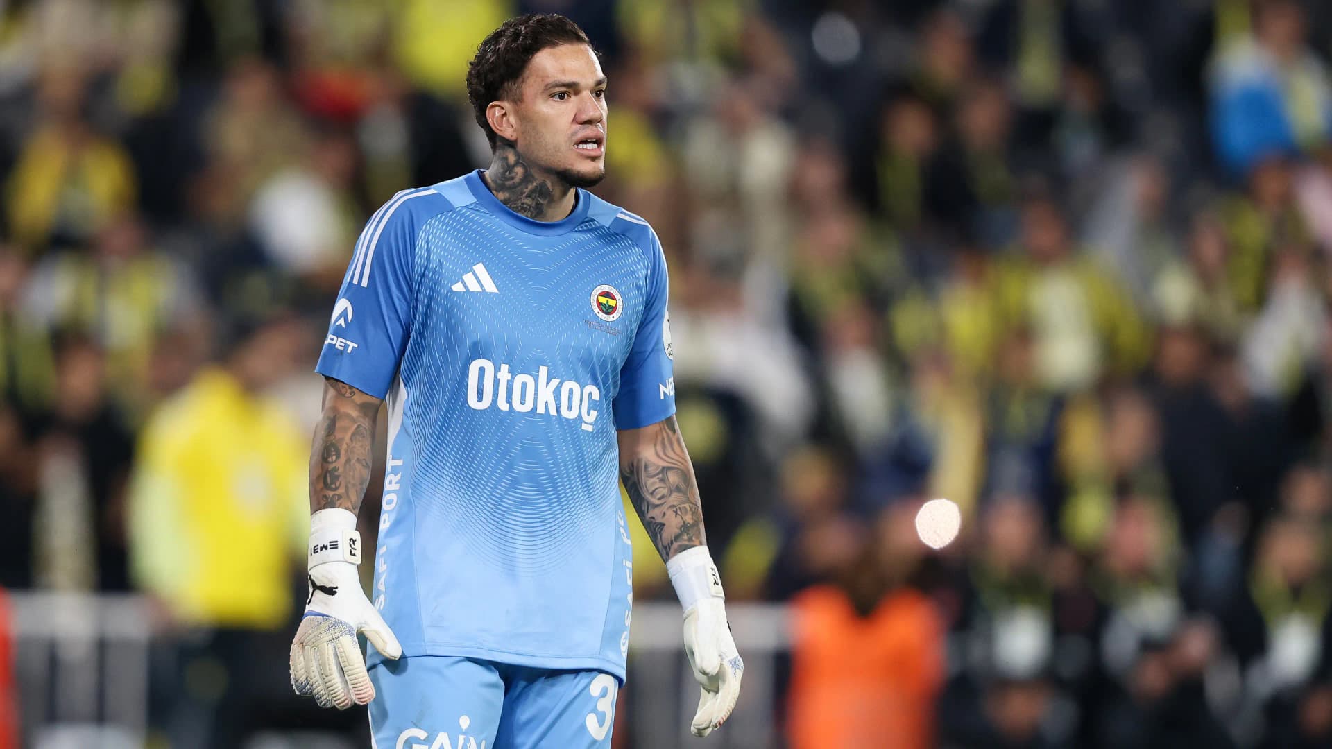 Eski Manchester City'li Ederson'a Sahada Şok Saldırı!