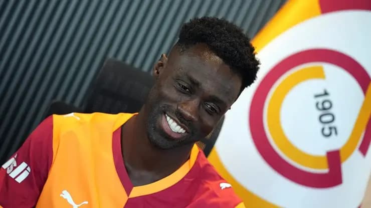 Davinson Sanchez Galatasaray'da 100'e Koşuyor