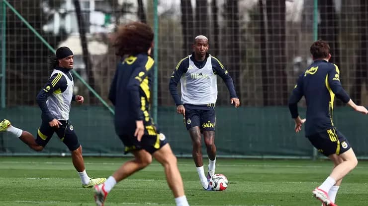 Fenerbahçe Derbi Mesaisi Başladı: Çift İdmanla Hazırlık Tam Gaz