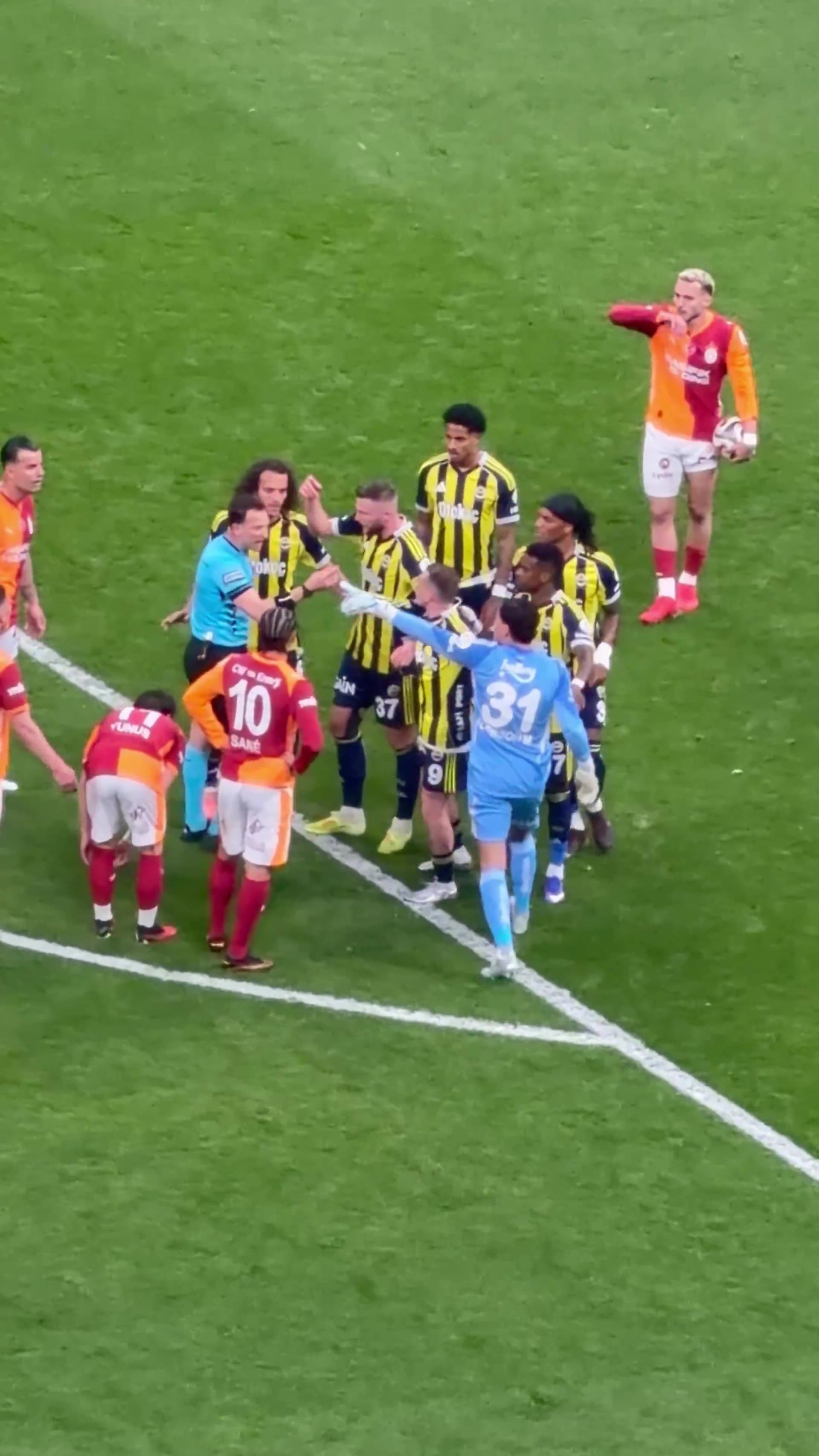 AS İddiası: Fenerbahçe'den Edson'a Kadro Dışı Şoku! "Sözleşmeyi Feshetmek İstiyor" Şüphesiyle