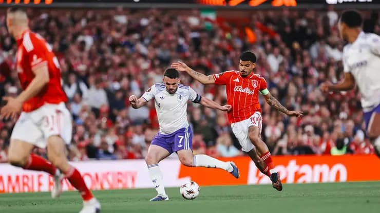 Nottingham Forest, Aston Villa'yı avantajla geçti