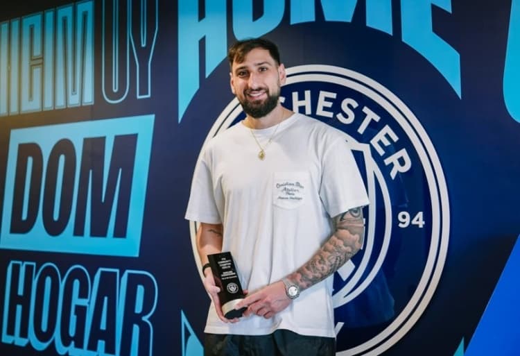 Saha dışında da örnek oldular! Donnarumma ve Manchester City Kadın Takımı'ndan Greenwood, PFA Toplum Şampiyonu seçildi.