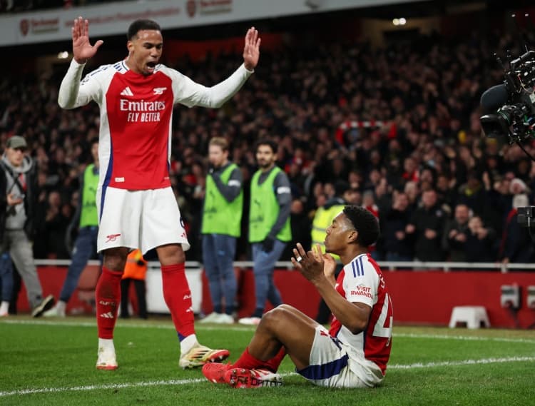 Manchester United'a şok! Skeli Arsenal'de formayı kaptı, sol bek hedefi suya düştü.
