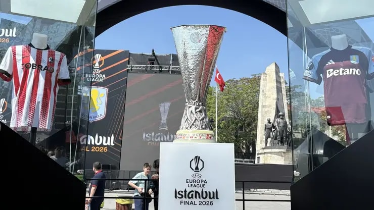 Efsane İlhan Mansız Avrupa Ligi Kupası'nı Beşiktaş Meydanı'na taşıdı