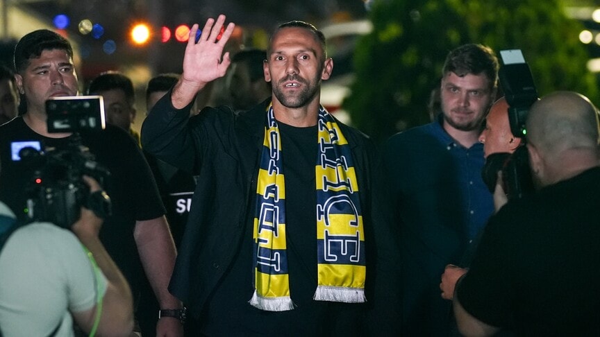 Vedat Muric Yeniden Fenerbahçe'de: Kosovalı Golcü Kadroya Katıldı