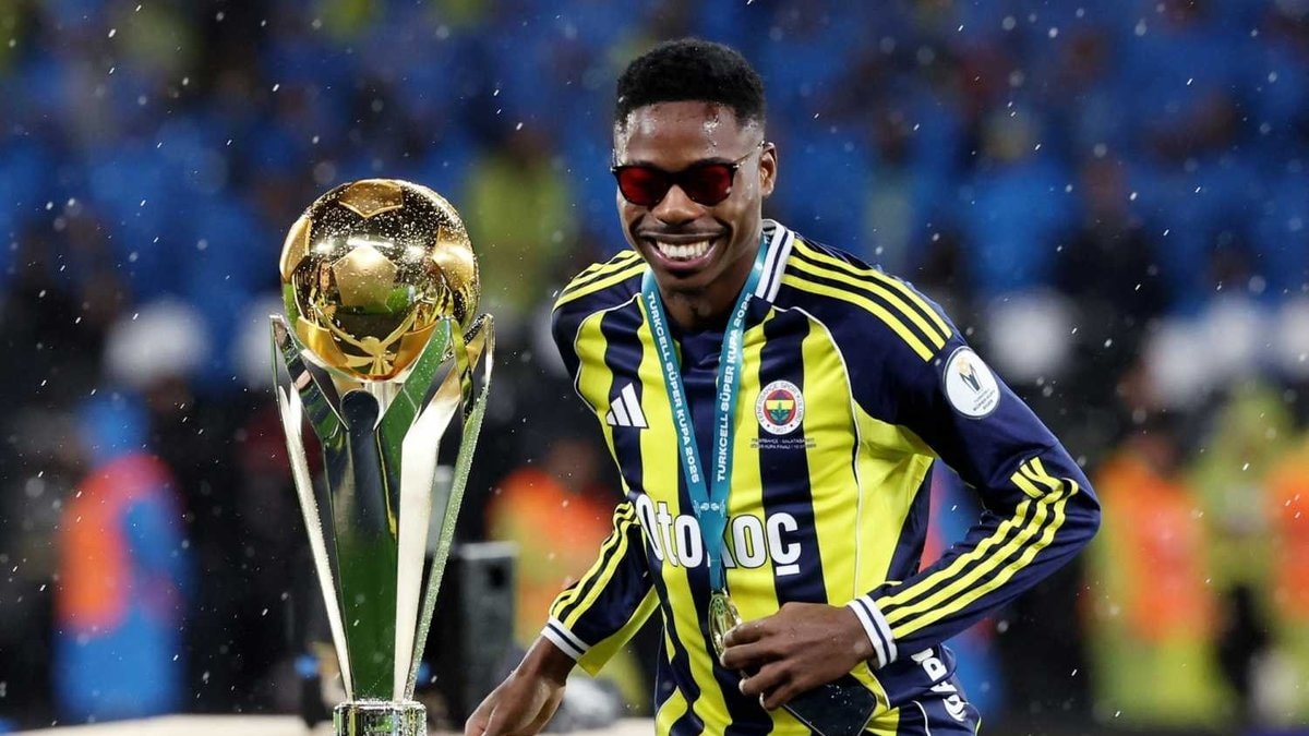 Fenerbahçe'de Ayrılık Gündemde: Devre Arası Transferi Ada Ekipleriyle Görüşüyor