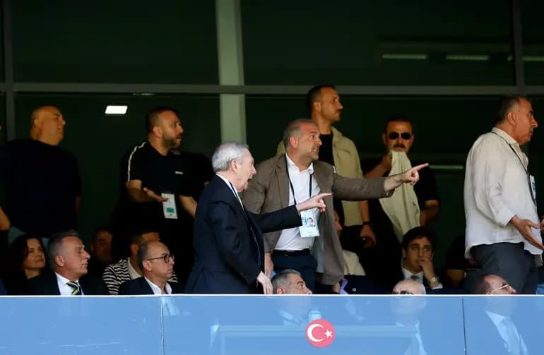 "8 yıldır nerede Aziz Yıldırım" tezahüratı ortalığı karıştırdı