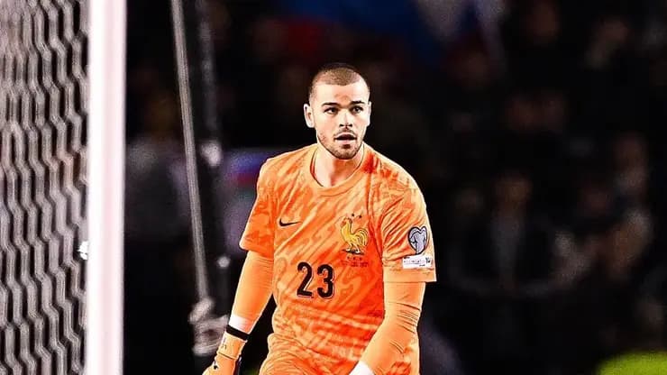 Süper Lig devi Lucas Chevalier'in peşinde