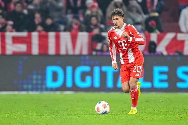 Falk'tan Bayern iddiaları: Sol bekte Davies kalıcı, Brown etkilemedi! Kimmich'in yerine Bischof geliyor.