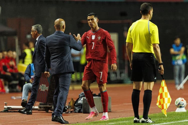 The Sun'dan Ronaldo'ya Çarpıcı Eleştiri: 'Zirvede Bırakmayı Hiç Bilmedi, Portekiz Onsuz Daha Dengeli!'